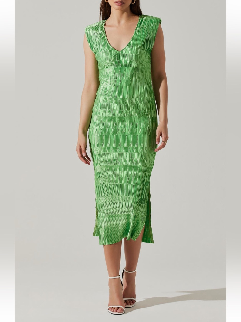 NEW ASTR nyah v-neck textured plisse midi dress in green